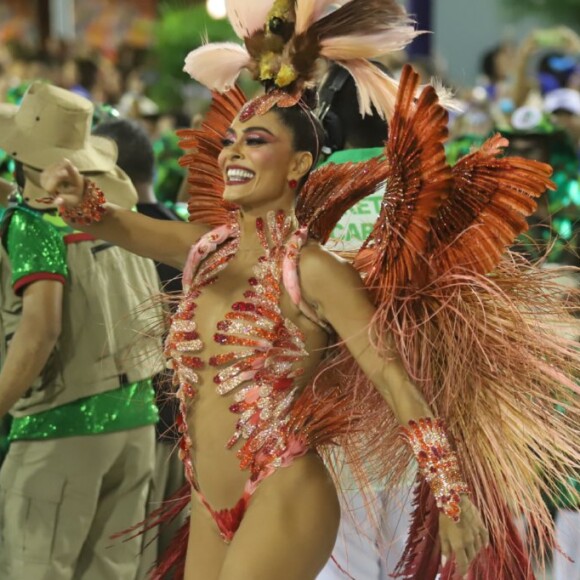 Juliana Paes, rainha da Grande Rio, veio representando uma ave rara