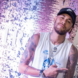 Neymar foi flagrado em clima de romance com a cantora Rafaela Porto