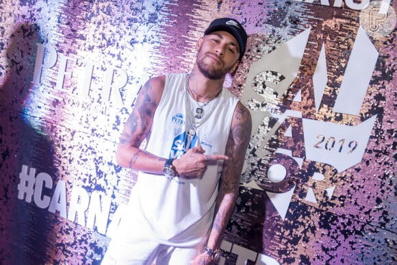 Neymar foi flagrado em clima de romance com a cantora Rafaela Porto