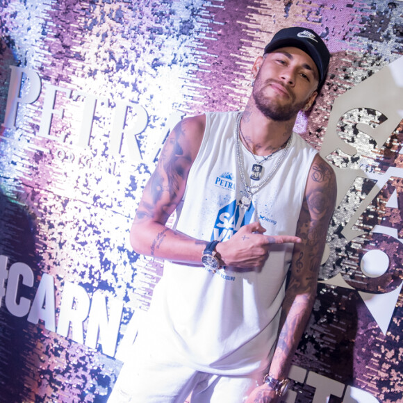 Neymar foi flagrado em clima de romance com a cantora Rafaela Porto