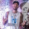 Tratando lesão, Neymar é criticado por pular Carnaval em Salvador