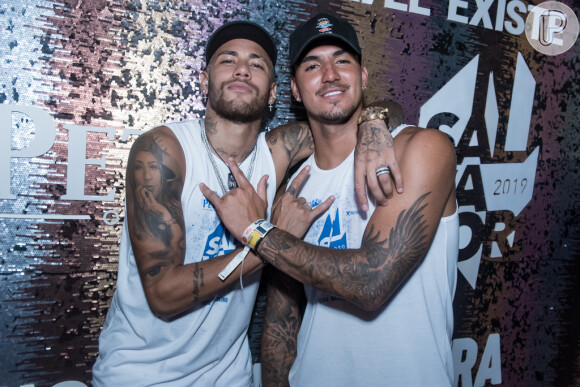 Neymar esteve em Salvador curtindo Carnaval na companhia de seus parças, incluindo o surfista Gabriel Medina
