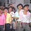 Em 1985, o Menudo tentou emplacar nos EUA com a música 'Hold me'. O clipe foi um sucesso