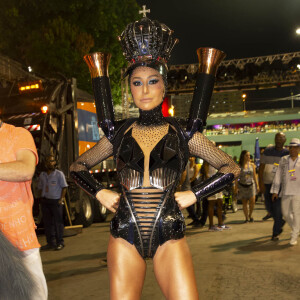 Sabrina Sato representou a Maria Fumaça no desfile da Vila Isabel em homenagem a Petrópolis