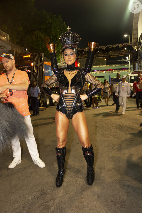 Sabrina Sato representou a Maria Fumaça no desfile da Vila Isabel em homenagem a Petrópolis