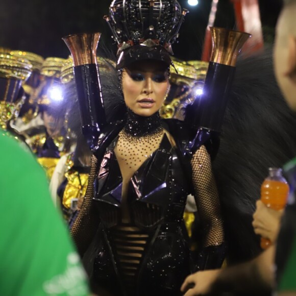 Sabrina Sato estava concentrada momentos antes do desfile da Vila Isabel