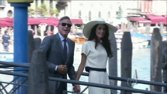 Para o evento civil, Amal Alamuddin escolheu um look de Stella McCartney para oficializar o casamento com George Clooney