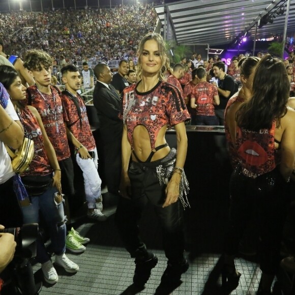 Izabel Goulart trouxe ainda uma pochete em seu look