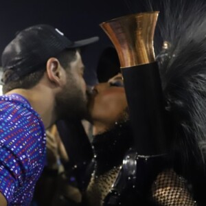 Sabrina Sato e Duda Nagle trocaram selinho durante o desfile de carnaval da Vila Isabel