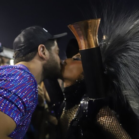 Sabrina Sato e Duda Nagle trocaram selinho durante o desfile de carnaval da Vila Isabel