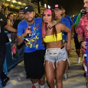 Anitta e Neymar trocaram beijos no mesmo camarote onde estava Bruna Marquezine