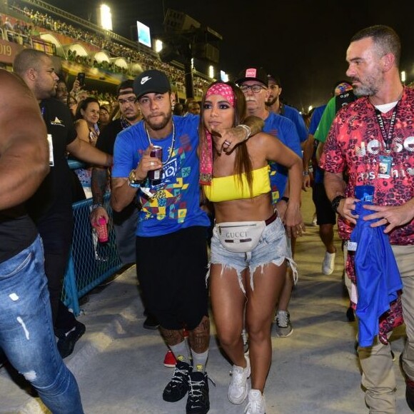 Anitta e Neymar trocaram beijos no mesmo camarote onde estava Bruna Marquezine