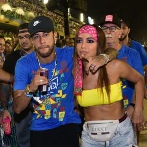 Neymar foi flagrado aos beijos com Anitta em camarote na Sapucaí, no Rio de Janeiro