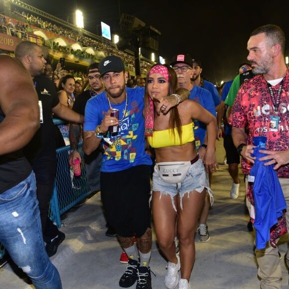 Neymar foi flagrado aos beijos com Anitta em camarote na Sapucaí, no Rio de Janeiro