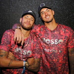 Neymar aproveitou folia na companhia do amigo e surfista Gabriel Medina