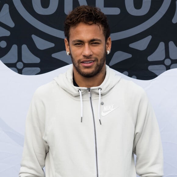 'Se passaram 10 anos e, mesmo assim, continuo sonhando e farei o possível e até as vezes o impossível pra realizá-los. Ousadia é meu sobrenome', completou Neymar