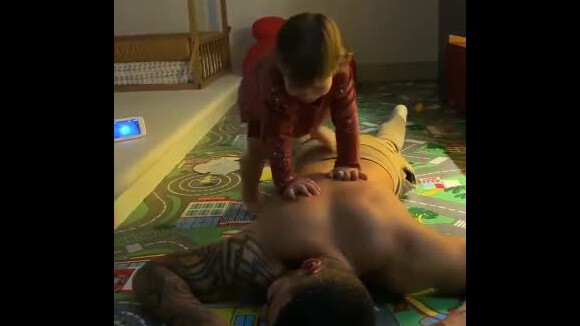 Andressa Suita filma massagem do filho Gabriel em Gusttavo Lima: 'Segura!'