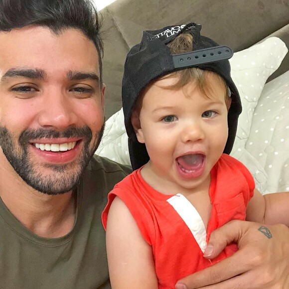 Filho mais velho de Gusttavo Lima, Gabriel faz 'massagem' no cantor: 'Aprendeu'. Vídeo!