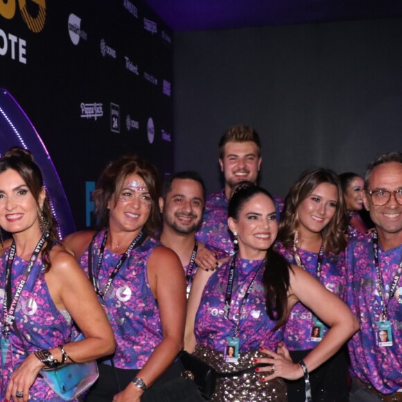 Fátima Bernardes curtiu o desfile das campeãs com Túlio Gadêlha e amigos