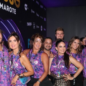 As gêmeas Laura e Beatriz, filhas de Fátima Bernardes, também curtiram o desfile das campeãs com a mãe