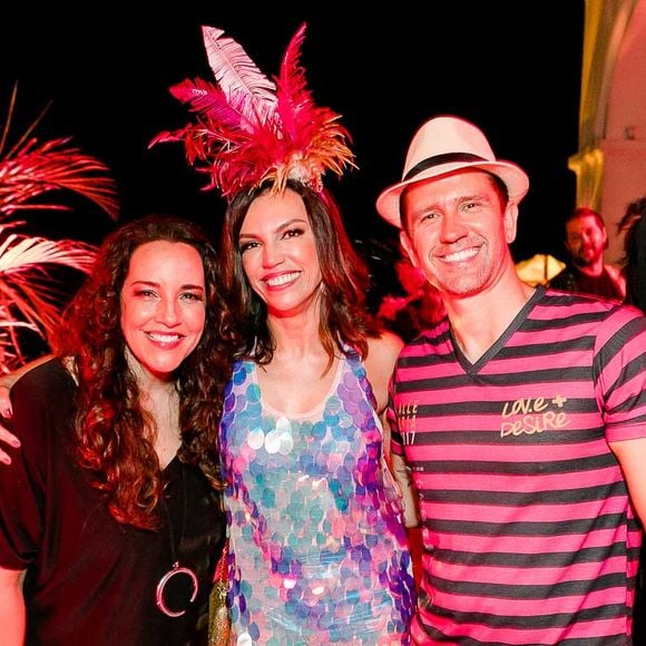 Ana Carolina levou a namorada, a cantora italiana Chiara Civello, ao Baile da Arara onde se encontrou com Ana Paula Araújo