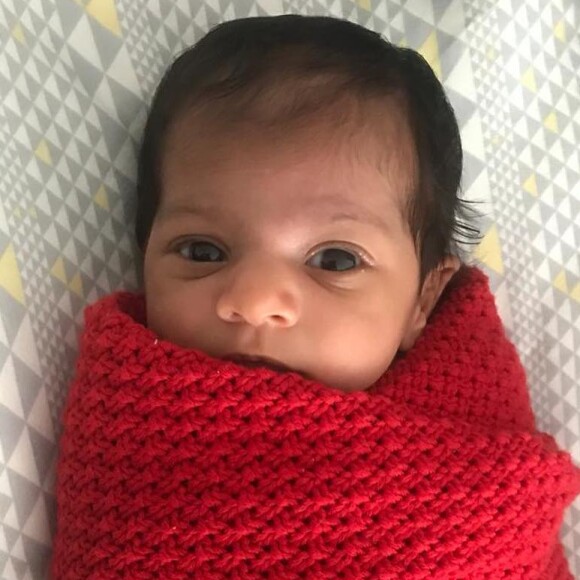 Felipe Araujo celebra 1º mês do filho, Miguel, com fotos e fãs opinam sobre semelhança com cantor nesta segunda-feira, dia 11 de março de 2019