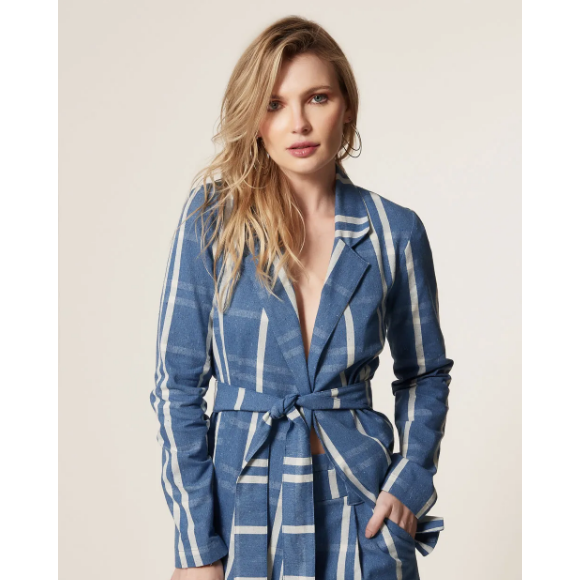 Luísa Sonza e Bianca Rinaldi investiram em blazer jeans de amarração, de R$ 579, da marca MOB