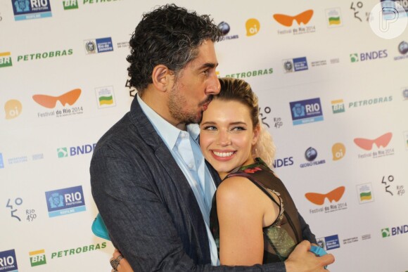 A atriz Bruna Linzmeyer recebe o carinho do marido, Michel Melamed no tapete vermelho do filme 'O Samba'