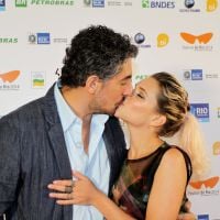 Bruna Linzmeyer beija o marido, Michel Melamed, em pré-estreia de filme no Rio