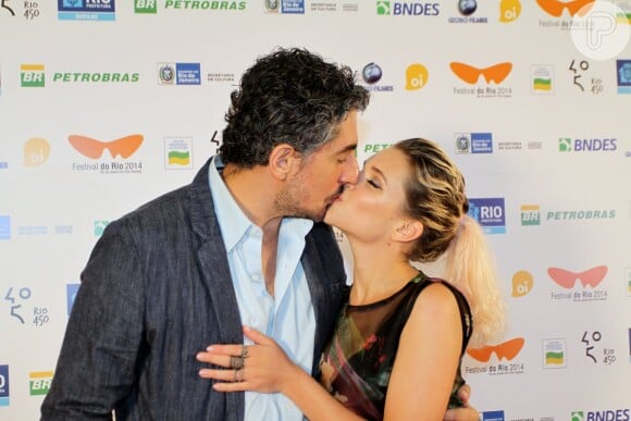 Bruna Linzmeyer beija o marido, Michel Melamed na pré-estreia do filme 'O Samba', no Rio, nesta terça-feira, 30 de setembro de 2014