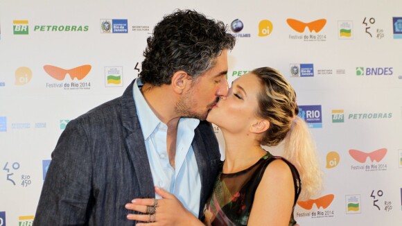 Bruna Linzmeyer beija o marido, Michel Melamed, em pré-estreia de filme no Rio
