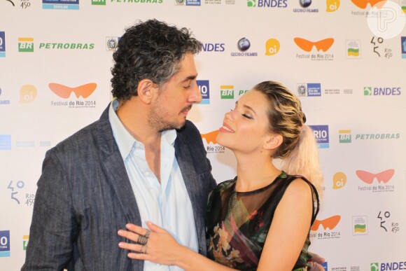 Bruna Linzmeyer é só chamego com o marido, Michel Melamed, em pré-estreia do filme 'Samba', no Rio
