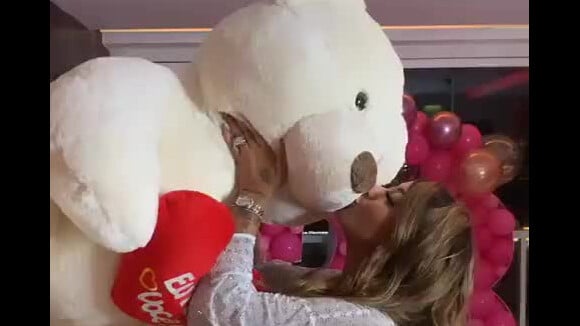 Rafaella Santos ganhou um urso gigante do irmão, Neymar, ao completar 23 anos