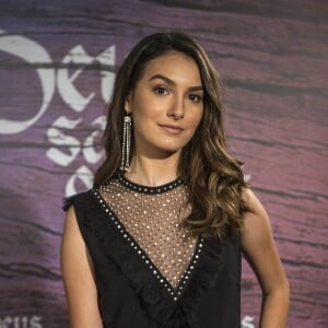Marina Moschen cortou o longo cabelo que exibia na novela 'Deus Salve o Rei'