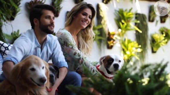 Bruno Gagliasso e Giovanna Ewbank posam ao lado dos cachorros em casa cheia de plantas