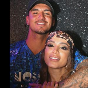 Jantar de Anitta e Gabriel Medina teve beijo; cantora não comenta relação a Leo Dias nesta quinta-feira, dia 14 de março de 2019