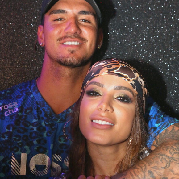 Jantar de Anitta e Gabriel Medina teve beijo; cantora não comenta relação a Leo Dias nesta quinta-feira, dia 14 de março de 2019