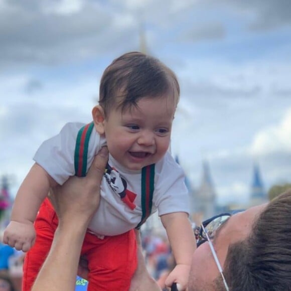 Wesley Safadão já compartilhou fotos fofos com o caçula, Dom, no Instagram