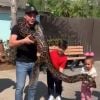 Aventureiros! Safadão e os filhos Yhudy e Ysis seguram cobra em zoo norte-americano nesta quinta-feira, dia 14 de março de 2019