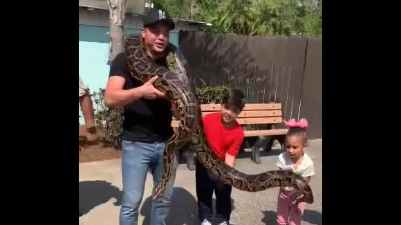 Aventureiros! Safadão e os filhos Yhudy e Ysis seguram cobra em zoo nos EUA