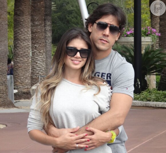 Paula Fernandes se declara para o namorado, Henrique do Valle, no Twitter, em 16 de fevereiro de 2013