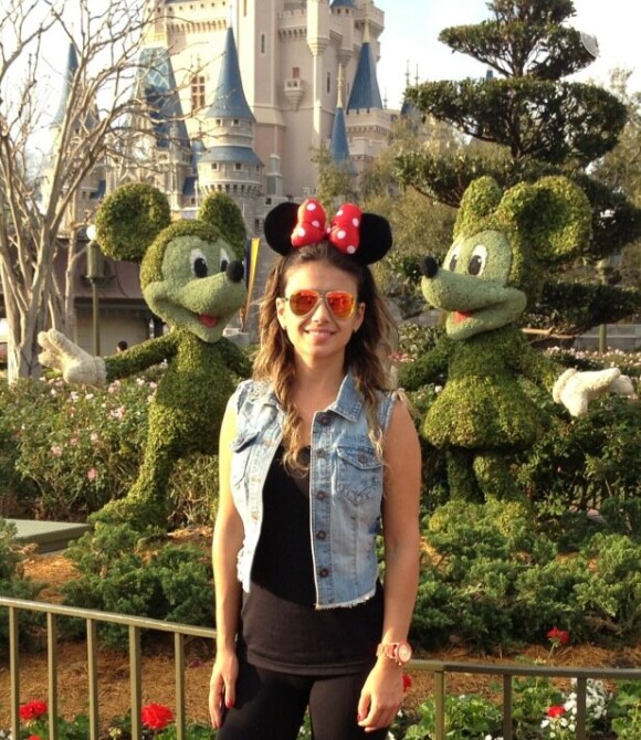 Paula Fernandes curte momentos de lazer na Disney
