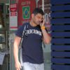 Carmo Dalla Vecchia, de 'Império', fala ao telefone durante passeio no Rio de Janeiro, na tarde desta quarta-feira, 1º de outubro de 2014