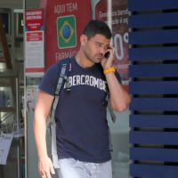 Carmo Dalla Vecchia, de 'Império', fala ao telefone durante passeio no Rio