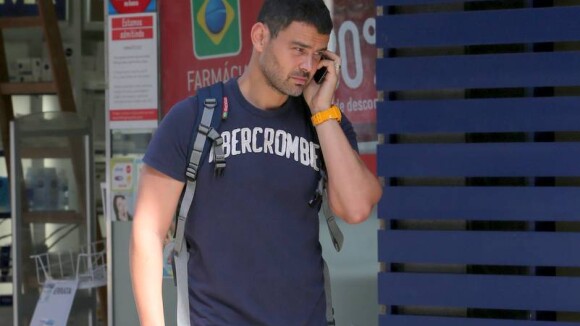 Carmo Dalla Vecchia, de 'Império', fala ao telefone durante passeio no Rio
