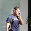 Com o corpo musculoso, Carmo Dalla Vecchia não larga o telefone enquanto caminha no Rio
