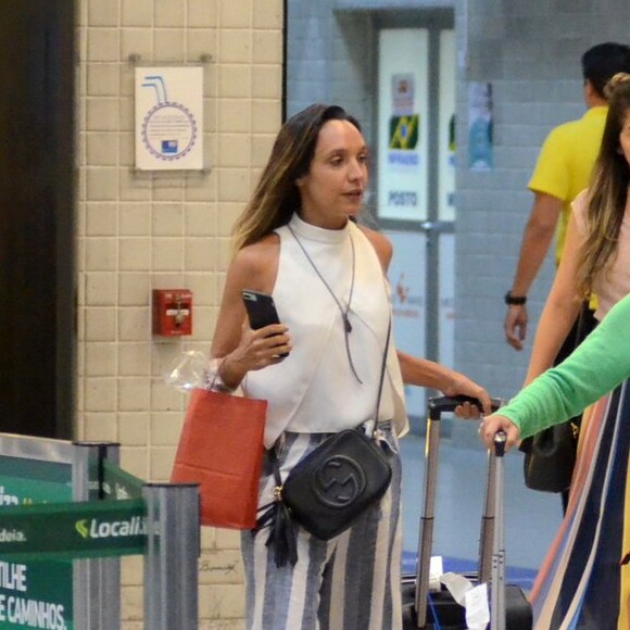 Namorada de Laryssa Ayres, Maria Maya apostou em bolsa da marca Gucci para viajar com a atriz