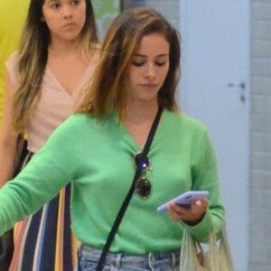 Laryssa Ayres investiu em calça de duas lavagens e suéter verde limão para viajar com namorada