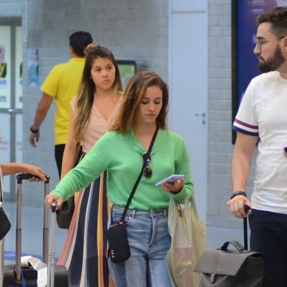 Laryssa Ayres investiu em calça de duas lavagens e suéter verde limão para viajar com namorada