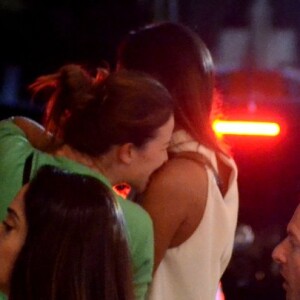 Namoradas, Laryssa Ayres e Maria Maya se divertem em saída de aeroporto do Rio de Janeiro